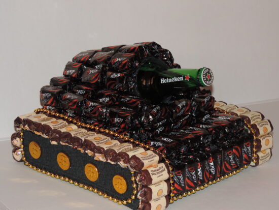 Суровый танк из конфет - подарок для мужского праздника
